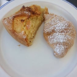 Le Sibille - Dal buffet della colazione: croissant caldo e torta di mele fatta in casa