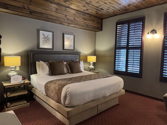 The Everett Hotel by null