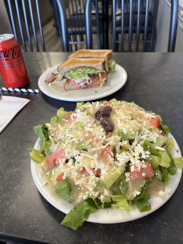 Louie’s Diner - Photo 3