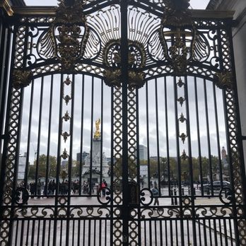 Buckingham Palace - Queen Victoria Memorial just outside "Buck House" - Landmarks & Historical Buildings Near Me - London, XGL Buckingham Palace - Queen Victoria Memorial just outside "Buck House" - Landmarks & Historical Buildings Near Me - London, XGL