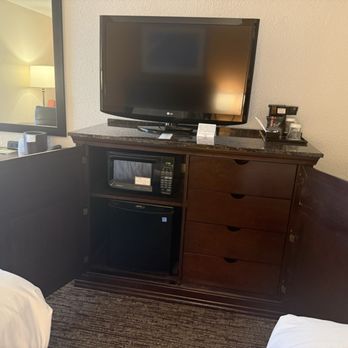 Pear Tree Inn St. Louis Arnold - Micro, fridge, dresser - Hotels Near Me - Arnold, Missouri