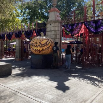 Six Flags Magic Mountain - Entrance - Amusement Parks Near Me - Valencia, California Six Flags Magic Mountain - Entrance - Amusement Parks Near Me - Valencia, California