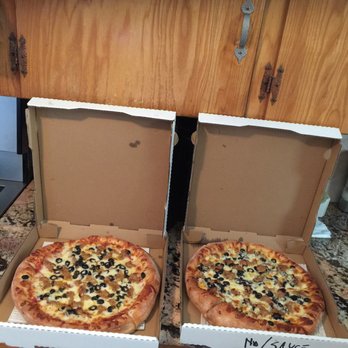 Pizza 21 - Left side sausage black olives red sauce and olive oil garlic sauce with sausage and black olives excellent - Pizza Near Me - Whittier, California