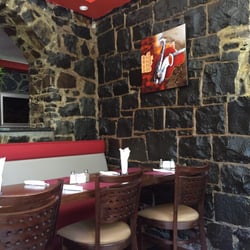 Daisy's Grill - Cozy interior
