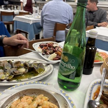 O Cacho Dourado - Clams, sausage, salad, bread and more! - Restaurants Near Me - Lisbon, 11 O Cacho Dourado - Clams, sausage, salad, bread and more! - Restaurants Near Me - Lisbon, 11