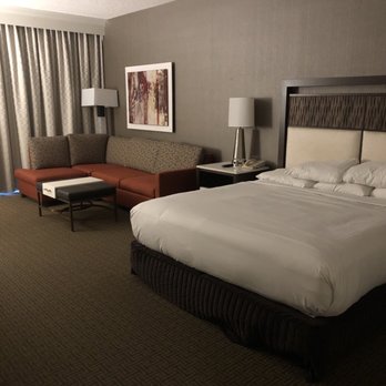 Hilton Bellevue - Main bedroom - Hotels Near Me - Bellevue, Washington