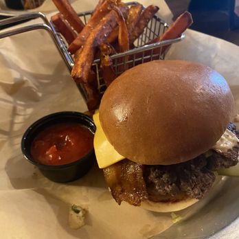 Gerard's 1907 Tavern - Burger with sweet potato fries - New American Near Me - Bowling Green, Kentucky Gerard's 1907 Tavern - Burger with sweet potato fries - New American Near Me - Bowling Green, Kentucky