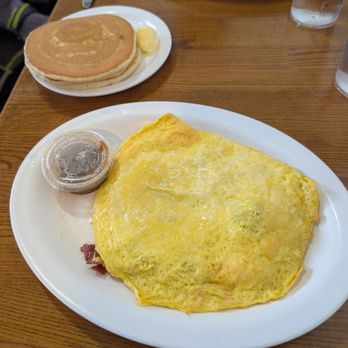 Eggs 'n Things - Waikiki Beach Eggspress - Omelette with Turkey Bacon and Cheese Short stack of pancakes - Breakfast & Brunch Near Me - Honolulu, Hawaii Eggs 'n Things - Waikiki Beach Eggspress - Omelette with Turkey Bacon and Cheese Short stack of pancakes - Breakfast & Brunch Near Me - Honolulu, Hawaii