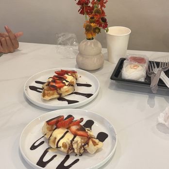 T% Coffee + Tea - Strawberry crème brûlée pancake - Coffee & Tea Near Me - Elk Grove, California