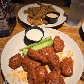 Applebee's Grill + Bar - Buffalo boneless wings and fried pickles - American Near Me - Chester, Virginia