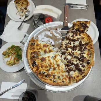 Vero Chicago Pizza - 14" Buttercrust Pan Pizza - half Lake Shore Drive, half meatballs & black olives. Side salad - Vero dressing (vinaigrette, not too tangy). - Pizza Near Me - Gilbert, Arizona