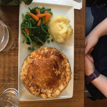 The Bear and Staff - Chicken leek and mustard pie - Pubs Near Me - London, XGL The Bear and Staff - Chicken leek and mustard pie - Pubs Near Me - London, XGL