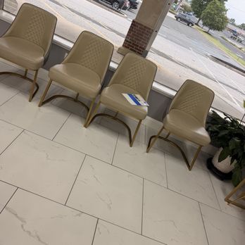 Candi Nails & Spa - Waiting area - Nail Salons Near Me - Bridgeton, New Jersey