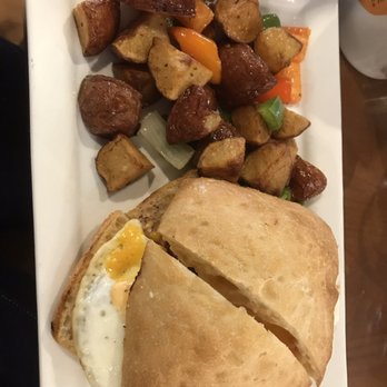 Stax Cafe - Bacon, egg, and siracha mayo sandwhich with crispy potatoes on the side - Breakfast & Brunch Near Me - Chicago, Illinois
