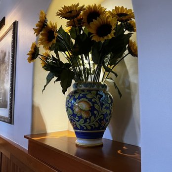 Olive Garden Italian Restaurant - a vase of sunflowers - Italian Near Me - Mesa, Arizona Olive Garden Italian Restaurant - a vase of sunflowers - Italian Near Me - Mesa, Arizona