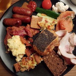 Svaneke Bryghus - Søndagsbrunch - her omkring halvdelen af udvalget på buffeten.