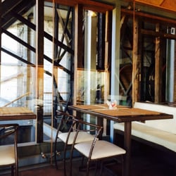 La Makina - Café, al fondo la maquinaria que mueve el ascensor san Agustín