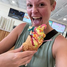 Pomegranate pineapple swirl with fruity pebbles and gummy sharks! Pomegranate pineapple swirl with fruity pebbles and gummy sharks!