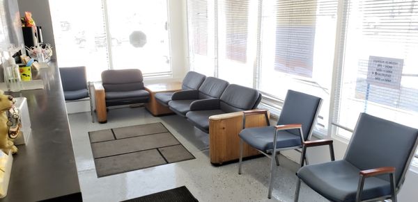 Waiting room with cold AC - Waiting room with AC, water, and snacks for your comfort. Waiting room with cold AC - Waiting room with AC, water, and snacks for your comfort.