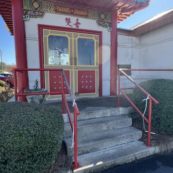 Mandarin - Mildew, faded and peeling paint, trash around entrance - Chinese Near Me - Macon, Georgia
