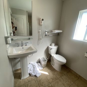 Bluebird Inn - Restroom. Disregard dirty towels. - Hotels Near Me - Cambria, California Bluebird Inn - Restroom. Disregard dirty towels. - Hotels Near Me - Cambria, California