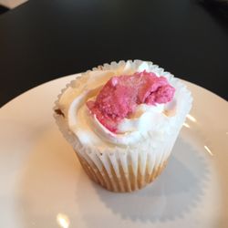 Le Bebe Cakes Bakery - This is a Raspberry Vanilla cupcake. It had a delicious raspberry filling and raspberry icing.