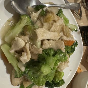 Noodle & Sushi Delight - Chkn w/ Veg was supposedly gluten free - Chinese Near Me - Roselle, Illinois