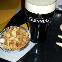 Paddy - Cerveza Negra, una espuma muy cremosa y buen sabor para los que le guste la cerveza ademas te la acompañan con frutos secos.