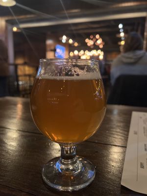 Blatt Beer & Table by null