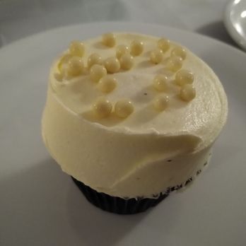 The Cupcake Lounge - Closeup of Vanilla cupcake - Desserts Near Me - Ottawa, Ontario
