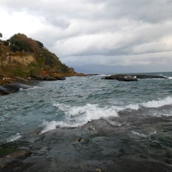 Lo Scoglione - Da qui parte il gozzo per raggiungere la costa di fronte