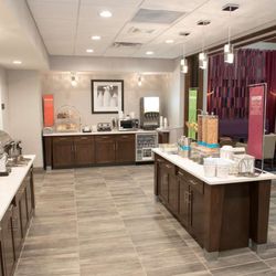 Hampton Inn & Suites Bay City - Breakfast Area