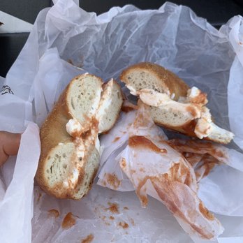 El Bagel - Plain bagel lightly toasted with plain cream cheese and guava jam - Bagels Near Me - Miami, Florida