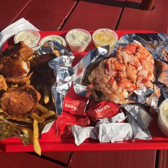 Red's Eats - Both the sea scallop dinner and the lobster roll were very good, but we had to wait a full two hours in line, and were bombarded by flies. - Seafood Near Me - Wiscasset, Maine Red's Eats - Both the sea scallop dinner and the lobster roll were very good, but we had to wait a full two hours in line, and were bombarded by flies. - Seafood Near Me - Wiscasset, Maine
