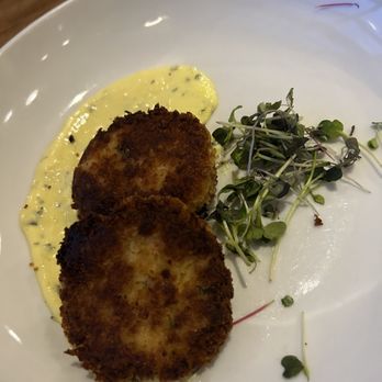Robert's Maine Grill - Crab cake appetizer - New American Near Me - Kittery, Maine Robert's Maine Grill - Crab cake appetizer - New American Near Me - Kittery, Maine
