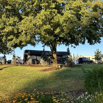 Olde Stone Village - Grassy areas, trees and flowers - RV Parks Near Me - McMinnville, Oregon
