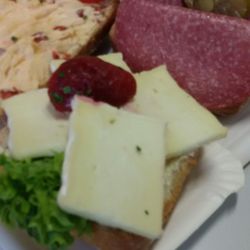 Junge Die Bäckerei - Salami/Dillgurke 1,38€, Brie/Erdbeere 1,95€, Vollkorn mit Paprika-Frischkäse/Tomate 1,99€. Echt(!!) lecker - aber UFF!!