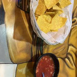Los Compadres Mexican Restaurant - Great salsa and chips!