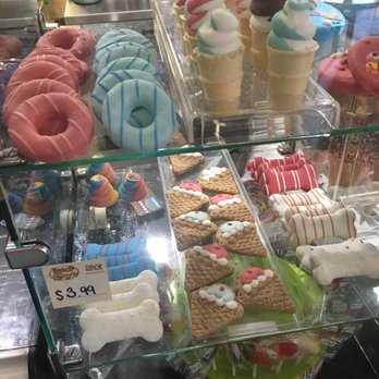 Maître Glacier - Même des gâteries pour les chiens - Ice Cream & Frozen Yogurt Near Me - Quebec City, Quebec Maître Glacier - Même des gâteries pour les chiens - Ice Cream & Frozen Yogurt Near Me - Quebec City, Quebec