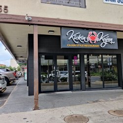 Storefront... Faces Keeaumoku Street
