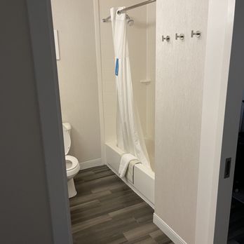 Hampton Inn & Suites Tempe/Phoenix Airport - Bathroom - Hotels Near Me - Tempe, Arizona Hampton Inn & Suites Tempe/Phoenix Airport - Bathroom - Hotels Near Me - Tempe, Arizona