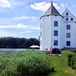 Schlosskeller - Die Terrasse zu Füssen des Wasserschlosses liegt direkt am See