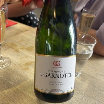 Le Petit Moulin - Wine Bars Near Me - Paris, 75 Le Petit Moulin - Wine Bars Near Me - Paris, 75