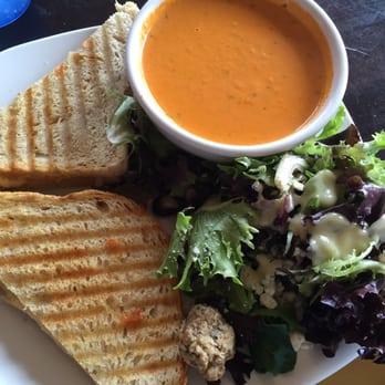 Süp - Grilled cheese w/tomato bisque - Sandwiches Near Me - Reno, Nevada Süp - Grilled cheese w/tomato bisque - Sandwiches Near Me - Reno, Nevada