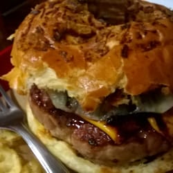 Ex-Touro - Combo de hambúrguer suíno. Tem bacon, abacaxi, molho teriaki e 200 gramas de carne suína.. Que maravilha!!