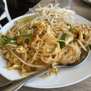 White Elephant - Pad Thai with chicken - Thai Near Me - San Diego, California White Elephant - Pad Thai with chicken - Thai Near Me - San Diego, California
