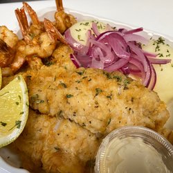 Bailey Seafood Kuchifrito Restaurant - Filete de Pescado Basa Frito con Camarones Frito Natural