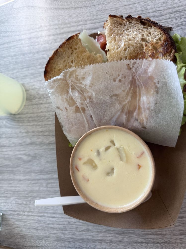 Farmhouse Cafe & Gifts Logo