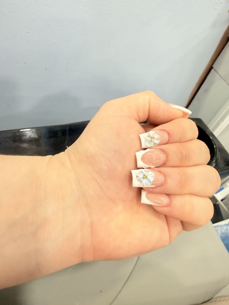Titanic Nail Salon Logo