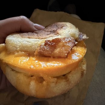 Honolulu Coffee - Sheraton Waikiki Poolside - Bacon, egg and cheese English muffin sandwich - Bakeries Near Me - Honolulu, Hawaii